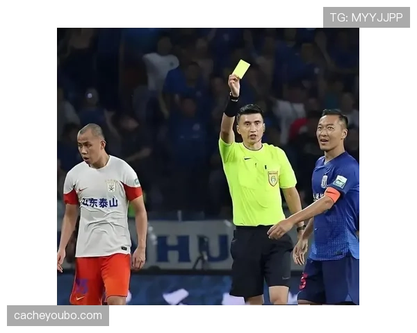 禁区拉拽判罚为何常成争议？裁判尺度到底怎么把握